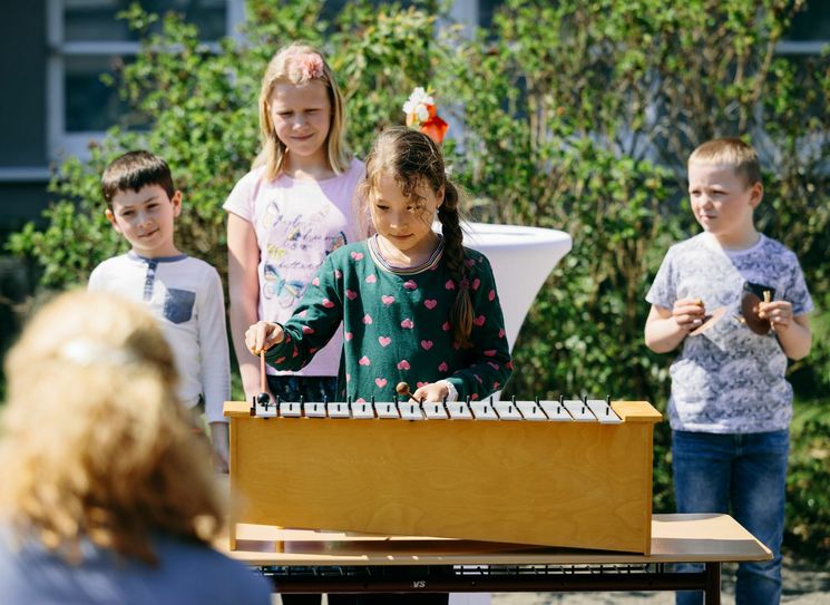 Kinder der 139. Grundschule Gorbitz bedankten sich mit Musik für die CD's.