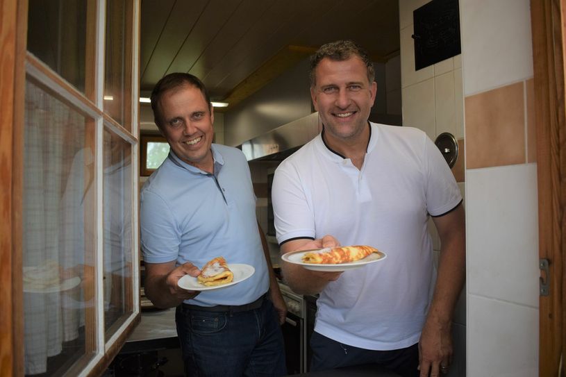 Für echtes Krabat-Feeling durften sich Mirko Pink und René Kindermann nach der Pressekonferenz an traditionellen Buttermilchplinsen versuchen. Foto: asl