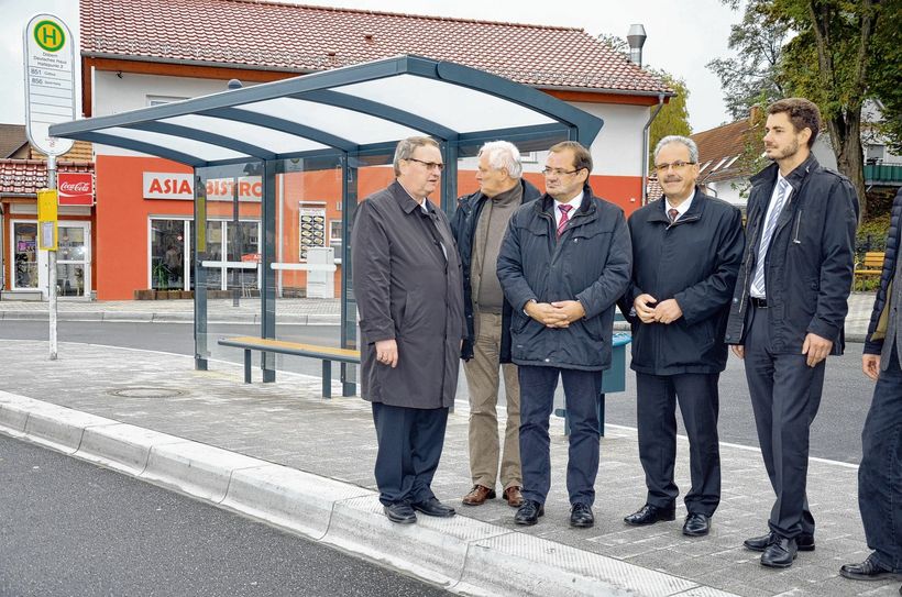 Brandenburgs Infrastrukturminister Jörg Vogelsänger (Mitte) machte sich ein persönliches Bild von der gelungenen Arbeit. Auch SPD-Bundestagsmitglied Ulrich Freese (2. v. l.) und Landrat Harald Altekrüger (2. v. r.) waren überzeugt von den Arbeiten. Foto: Landkreis SPN
