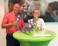 Anett Schindler und Andreas Witt bereiten die Zuckertüten-Aktion in diesem Jahr vor. Foto: Barmer