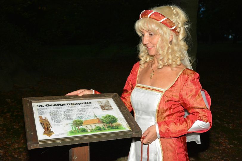 Veronika Dubau als Jutta von Kittlitz an der Stelle, wo einst die St. Georg-Kapelle stand. Foto: Detlef Bogott