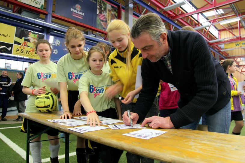 Ralf Minge signiert Urkunden