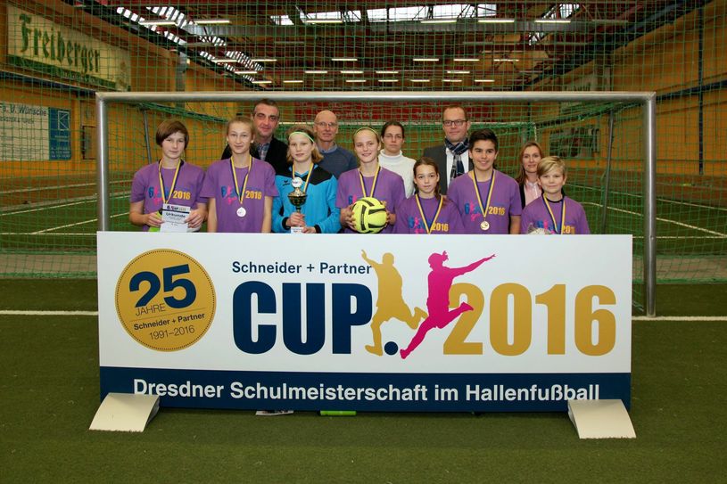 Siegerteam Gymnasium Bürgerwiese mit Ehrengästen (hinten v. l.) Ralf Minge, Thomas Hildebrandt, Nadine Rollert, Knut Michel (Schneider + Partner GmbH), Denise Lehmann (Stadtsportbund Dresden)