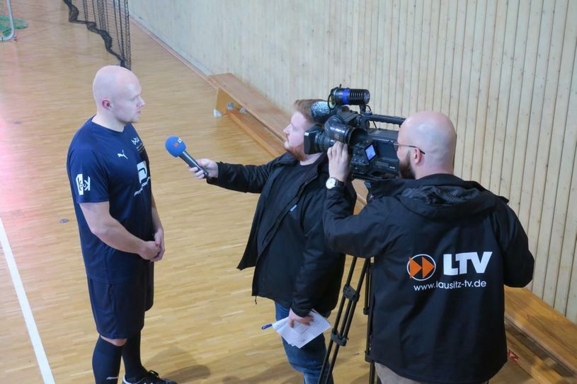 Unter dem Motto „Cottbus ist bunt“ lud am Dienstag ein Bündnis von verschiedenen Institutionen in Cottbus zu einem deutsch-internationalen Freundschafts-Turnier mit den B-Junioren des FC Energie Cottbus und BTU-Studierenden in die Lausitz-Arena ein. Foto: jho