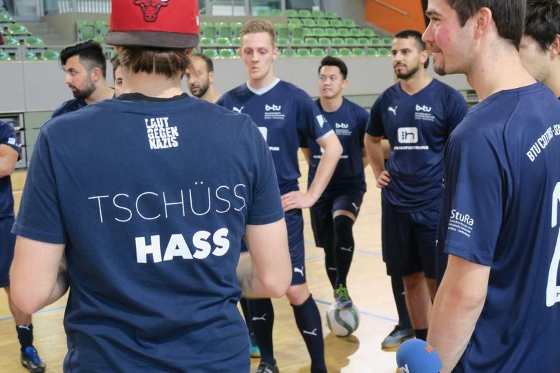 Unter dem Motto „Cottbus ist bunt“ lud am Dienstag ein Bündnis von verschiedenen Institutionen in Cottbus zu einem deutsch-internationalen Freundschafts-Turnier mit den B-Junioren des FC Energie Cottbus und BTU-Studierenden in die Lausitz-Arena ein. Foto: jho