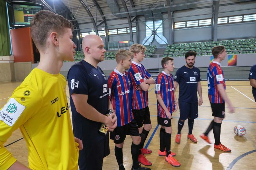 Unter dem Motto „Cottbus ist bunt“ lud am Dienstag ein Bündnis von verschiedenen Institutionen in Cottbus zu einem deutsch-internationalen Freundschafts-Turnier mit den B-Junioren des FC Energie Cottbus und BTU-Studierenden in die Lausitz-Arena ein. Foto: jho