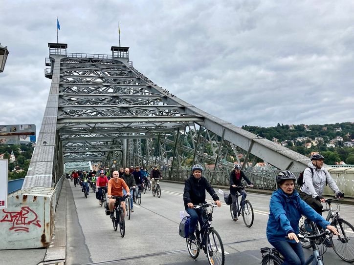 Auf dem Blauen Wunder gibt es aus Sicht der Fahrradfahrer gegenwärtig keine vernünftige Lösung. Fotos: ADFC