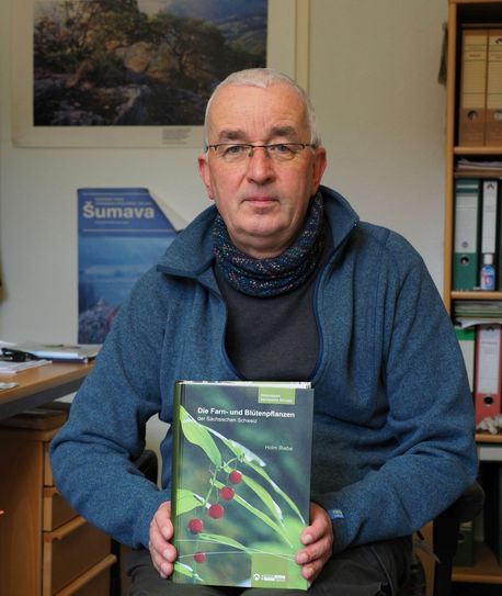 Holm Riebe in seinem Büro der Nationalparkverwaltung, in dem er das  Werk »Die Farn- und Blütenpflanzen« geschrieben hat. Foto: NP