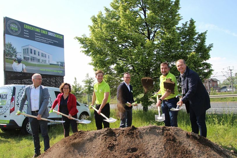 Beim Spatenstich dabei v.l.: Ralph Ehrentraut (Dürrröhrsdorfer Fleisch- und Wurstwaren GmbH), Vize-Landrätin Kati Hille, Chris Podavka (Prokurist knack-frisch), Ralf Thiele (Vorstands-Chef der Lebenshilfe), Frank Thomas (Geschäftsführer knack-frisch) und Christian Flörke (Geschäftsführer der Stadtentwicklungsgesellschaft Pirna). 	        Foto: Schramm