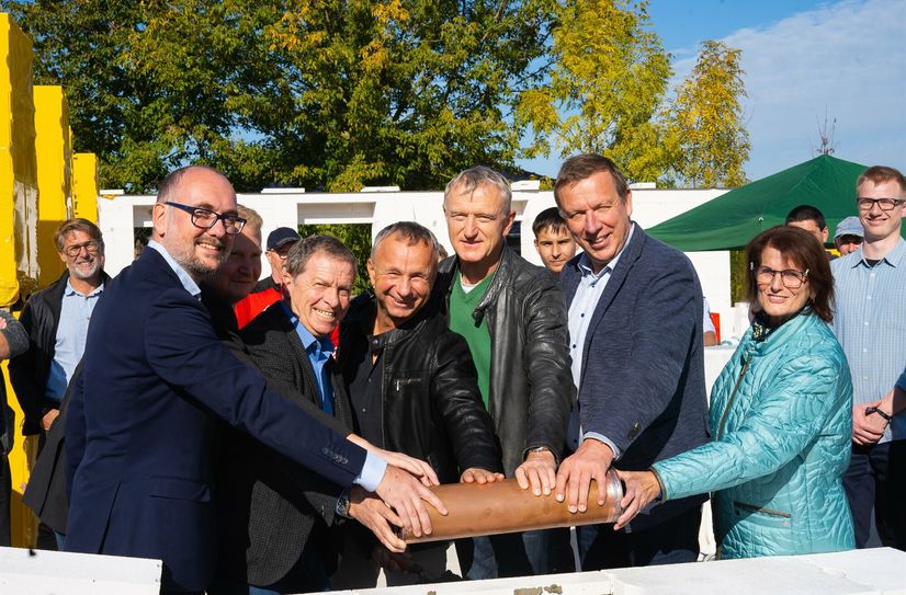 Landrat Christian Heinrich-Jaschinski (z.v.r.) legte zusammen mit Werkleiter Sebastian Weiss (l.), den Kreistagsabgeordneten Dirk Ebenroth (z.v.l.), dem Vorsitzendenden des Werksausschuss Rettungsdienst Bernd Heinke (d.v.l.), dem ärztlichen Leiter des Rettungsdienstes Sven Krieger (Mitte), dem Notfallsanitäter Sylvius Wegner (d.v.r.) sowie der ehrenamtlichen Bürgermeisterin der Stadt Schlieben Cornelia Schülzchen (r.), den Grundstein für die neue Rettungswache in Schlieben.