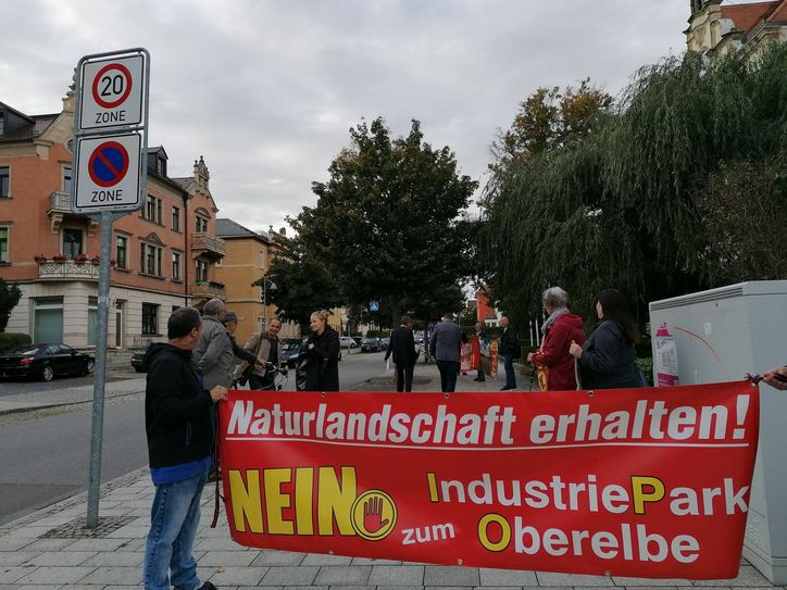 Protest gegen den geplanten IPO am 6. Oktober vor der Goetheschule in Heidenau. SEP-Vorsitzender Christian Flörke und Pirnas OB Klaus-Peter Hanke (Bildmitte) gehen an den Bannern vorbei.          Foto: privat