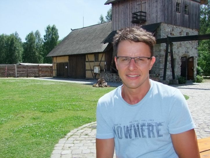 KRABAT-Mühlen-Geschäftsführer Tobias Zschieschick knüpft mit den Filmnächten an das Open-Air-Kino an, das es bereits von 2009 bis 2015 in Schwarzkollm gab. (Foto: Rainer Könen)