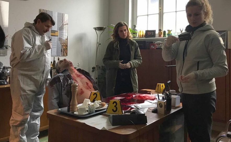 Szenefoto: Szenewirt Benda (Kastenmeier) erschossen an seinem Schreibtisch. Fotos: Filmcrew