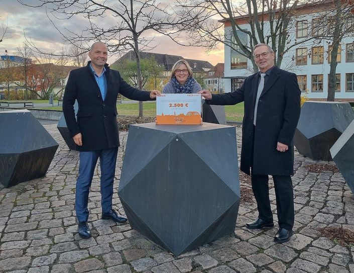 Staatliche Studienakademie Riesa (v.l.n.r. René Röthig, Prof. Dr. Ute Schröter-Bobsin, Dipl.-Ing. Frank Gerlach). Foto: pm