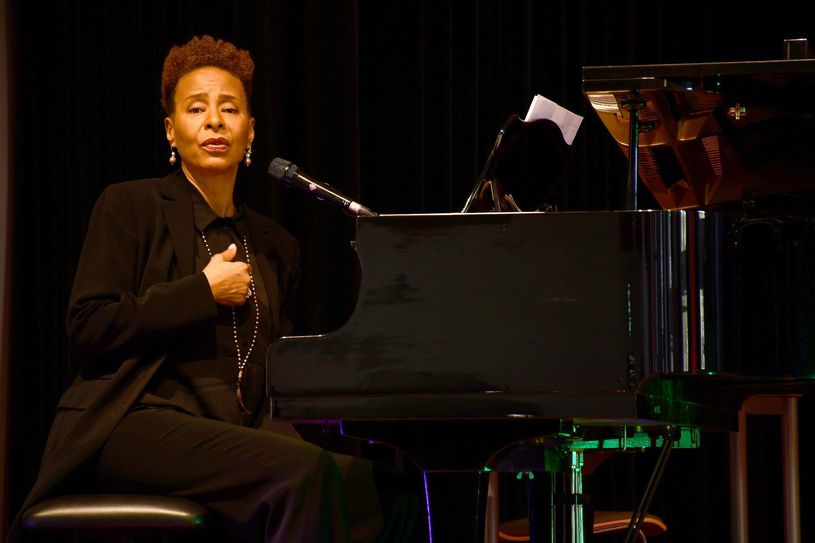 Ausnahmekünstlerin Jocelyn B. Smith begeisterte ihr Publikum beim Abschlusskonzert in der Aula des Sängerstadtgymnasiums. Foto: Pressestelle Kreisverwaltung/Torsten Hoffgaard
