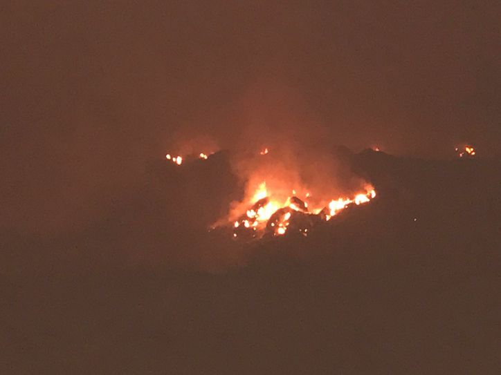 Situation des Müllkippenbrandes am Montagabend, gegen 20 Uhr. Foto: privat