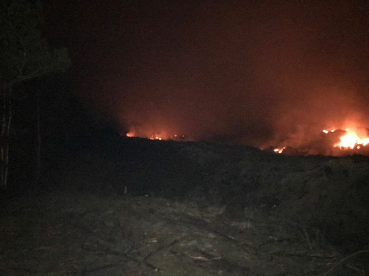 Situation des Müllkippenbrandes am Montagabend, gegen 20 Uhr. Foto: privat
