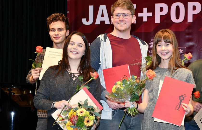 Einen Sonderpreis gab es für Romina Röck (li.) aus Bad Liebenwerda. Über einen Förderpreis konnte sich Dustin Engelmann (Mitte) aus Rückersdorf freuen. Alena Kühn (re.) aus Doberlug-Krichhain holte einen Nachwuchspreis. Foto: Pressestelle Kreisverwaltung/Torsten Hoffgaard