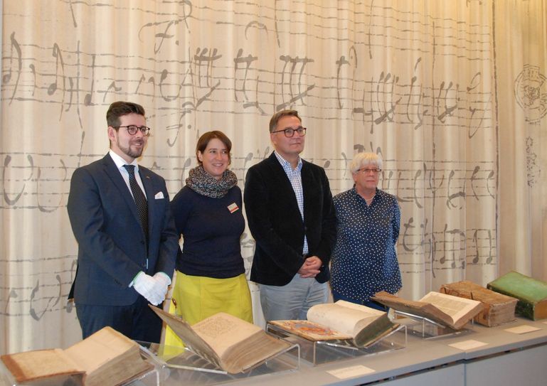 Sebastian Walther, Jana Kocourek, Achim Bonte  und Katrin Nitzschke bei der öffentlichen Präsentation der in Weißenberg gefundenen Schriften.