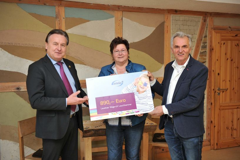 Roland Pohlenz, Bürgermeister von Lauchhammer, freut sich gemeinsam mit Simone Erb (Kommunalbetreuerin enviaM) einen Scheck zur Projektdurchführung an den Vorstandsvorsitzenden des Lausitzer Wege e.V. Harald Obenaus übergeben zu können (v.l.n.r.). Foto: Peter Aswendt