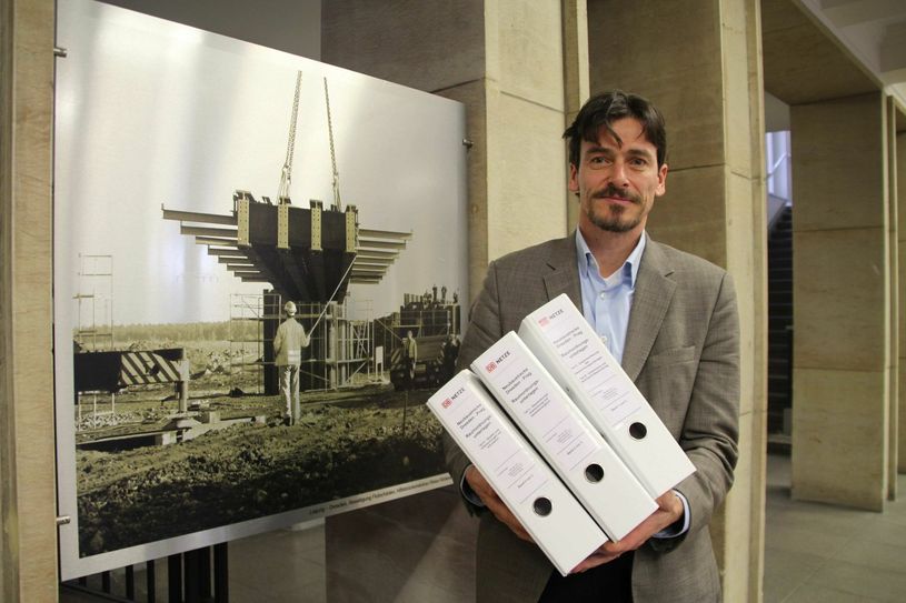 Ist verantwortlich für das Generationen-Projekt »Eisenbahn-Neubaustrecke Dresden-Prag«: Projektleiter Kay Müller von der DB Netz AG mit den Unterlagen für das Raumordnungsverfahren. Foto: Schramm
