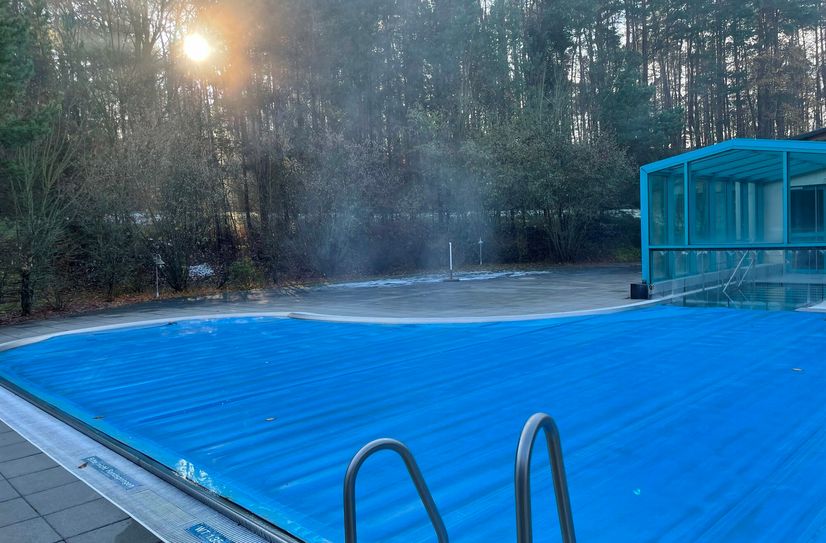 Freibad-Feeling in Planung: Der Außenpool soll im kommenden Sommer über ein Drehkreuz separat erreichbar sein. Die Liegewiese soll einen kleinen Spielplatz spendiert bekommen.
