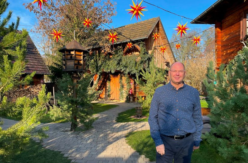 Auch in der Erlebniswelt wird’s weihnachtlich. Geschäftsführer Torsten Noack vor vielen Herrnhuter Sternen, die die Saunalandschaft schmücken.