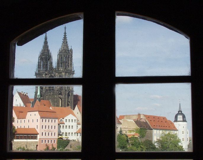 Mit dem Blick durch das geschlossene Fenster soll es für die Meißner Bürger vorbei sein. Sie sollen künftig keine Beobachter, sondern kreative Akteure sein. Foto: Archiv