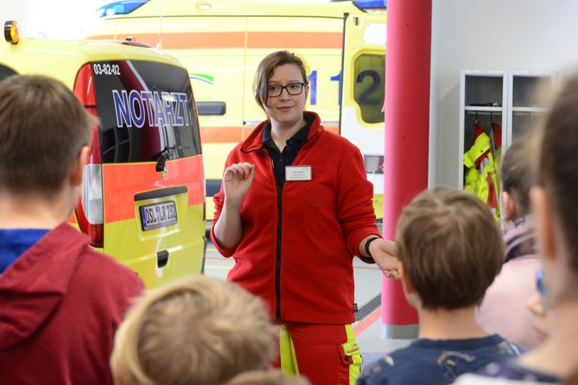 Die angehende Notfallsanitäterin Lilli Kasper erklärte im Rahmen einer Exkursion der BTU Kinderuni das Rettungswesen. Foto: Klinikum Niederlausitz GmbH / Steffen Rasche