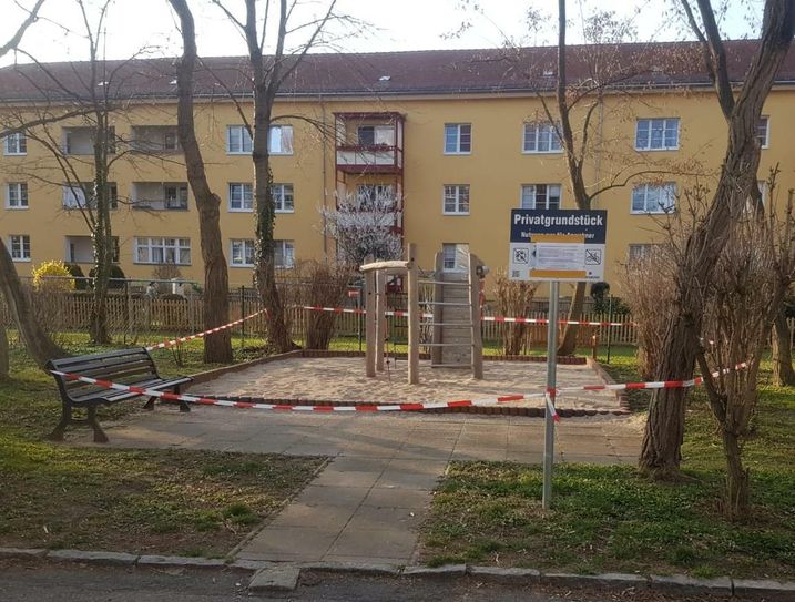 Seit gestern bereits mit Flatterband und Hinweisschild versehen: Spielplatz in einer Wohnanlage in Tolkewitz. Foto: S. Pönisch