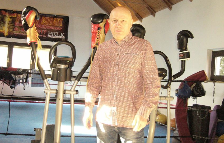 Peter Pelk in seiner Kampfsportschule in Weißwasser, die aktuell geschlossen ist. Foto: Rudolph