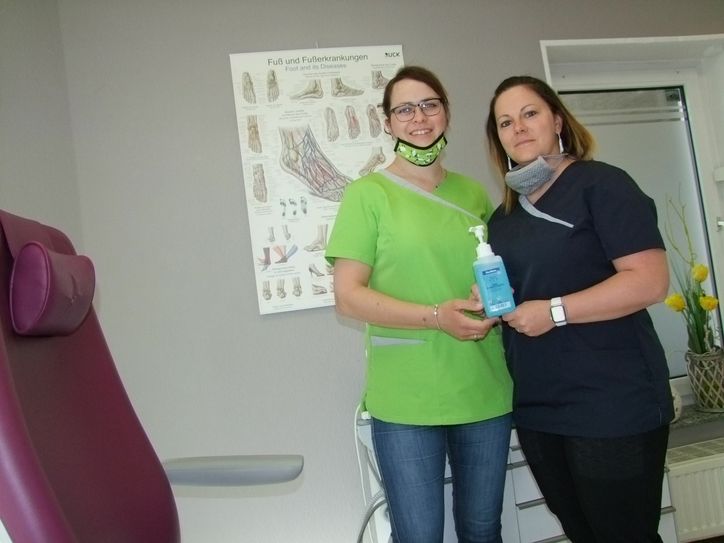 Warten auf die Patienten. Kathleen Arndt  (li.) und Katja Reinki berichten davon, dass etliche ihrer zumeist älteren Patienten in den vergangenen Wochen Behandlungstermine abgesagt haben. Aus Angst, sich mit dem Virus anzustecken. Foto: Rainer Könen
