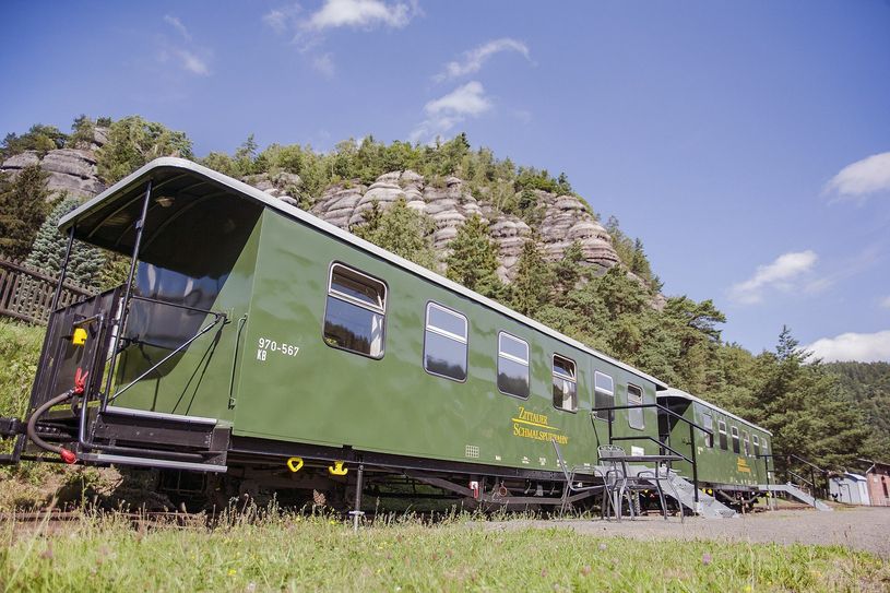 Einer der Ferienwaggons von außen und innen. Fotos: Mario England