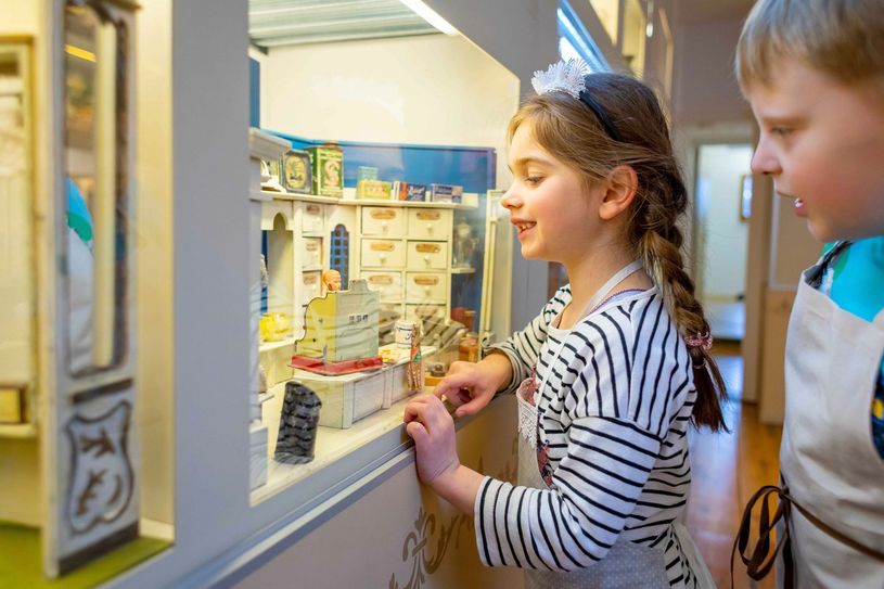 Die Sammlung historischer Puppenkaufläden im Sänger- und Kaufmannsmuseum Finsterwalde zieht Kinder in ihren Bann. Foto: LKEE/Franke