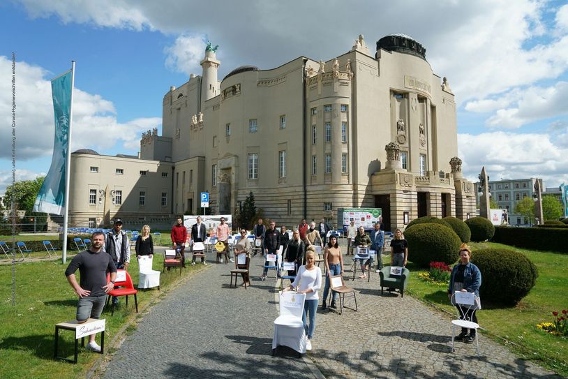 Das »Spree-Waldhotel Cottbus« und das »Sebastian‘s« haben sich mit über 30 teilnehmenden Unternehmen verbunden und machten mit der Aktion »Leere Stühle & #baldvergESSEN« ihre mehr als angespannte Situation deutlich. Foto: Codiarts