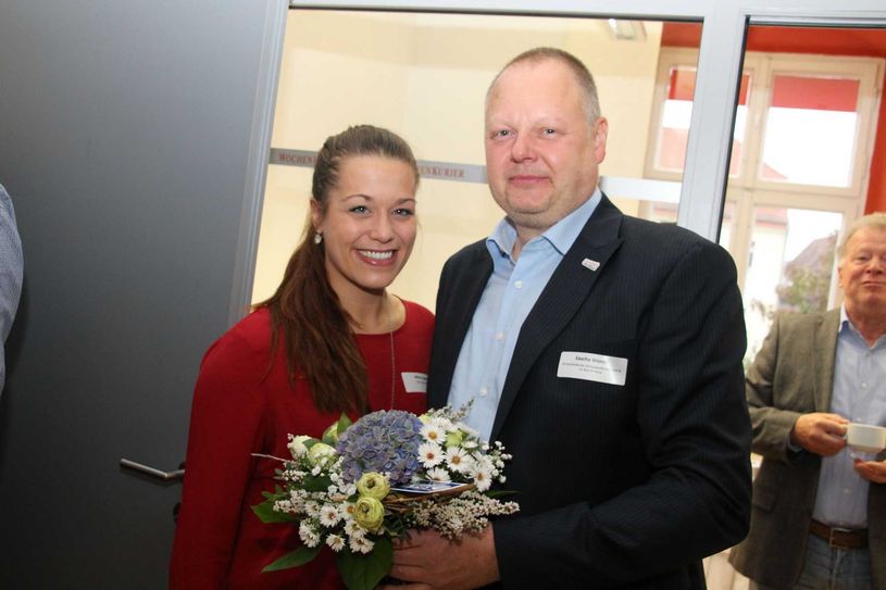 Aline Lepsch, Studioleiterin von 94,5 Radio Cottbus, gratuliert Marketingleiter und WochenKurier-Mitbegründer Sascha Wende zum Jubiläum. Radio und Anzeigenblatt verbindet eine jahrelange Medienpartnerschaft. Beide präsentieren u.a. die jährliche Wahl zum „Cottbuser des Jahres“. Fotos: jho
