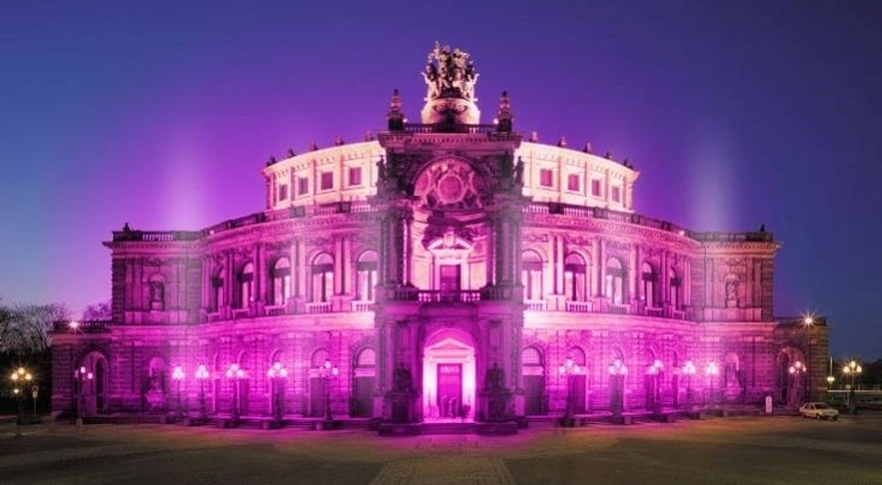 Simulation der lila illuminierten Semperoper. Fotomontage: Uniklinikum Dresden