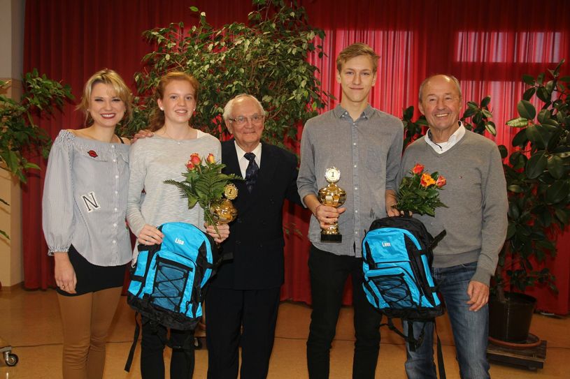 „Sportler des Jahres 2017“ im SV Linde Schönewalde sind Lisa Winter (2.v.li.) und Leon Steinkrug (2.v.re.). Die ersten Gratulanten waren Joanna Jambor (li.), „Wetterfee“ beim RBB Fernsehen, Ulrich Hobeck (re.), Präsident vom German Meetings e.V. und Direktor des Internationalen Springermeeting in Cottbus, sowie Dieter Wils (Mitte),  Leiter der Abteilung Leichtathletik des SV Linde Schönewalde. Foto: sts