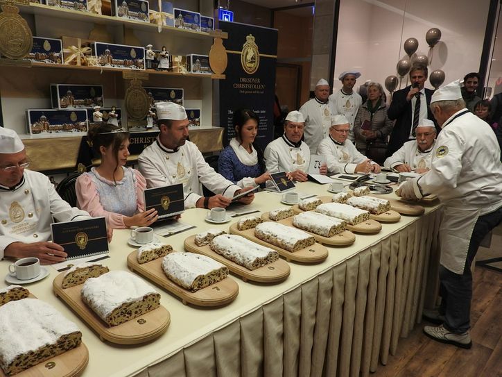 Dresden Stollen - hier bei einer öffentlichen Stollenprüfung vergangene Woche in der Altmarkt Galerie - ist genauso eine berühmte Marke wie "Tempo" oder "Steiff". Foto: Pönisch