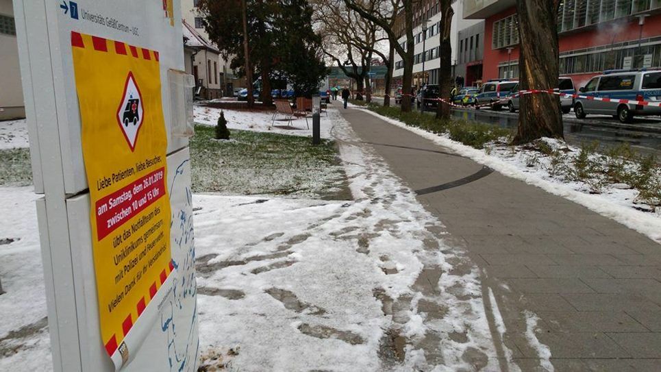 Polizei umstellte am Samstagvormittag Haus 32 im Uniklinikum - allerdings nur zu Übungszwecken. Foto: Uniklinikum Dresden
