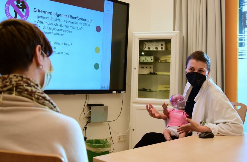 Diplom-Psychologin Josephin Jahnke vom FamilieNetz schult eine Mutter von zu früh geborenen Zwillingen.