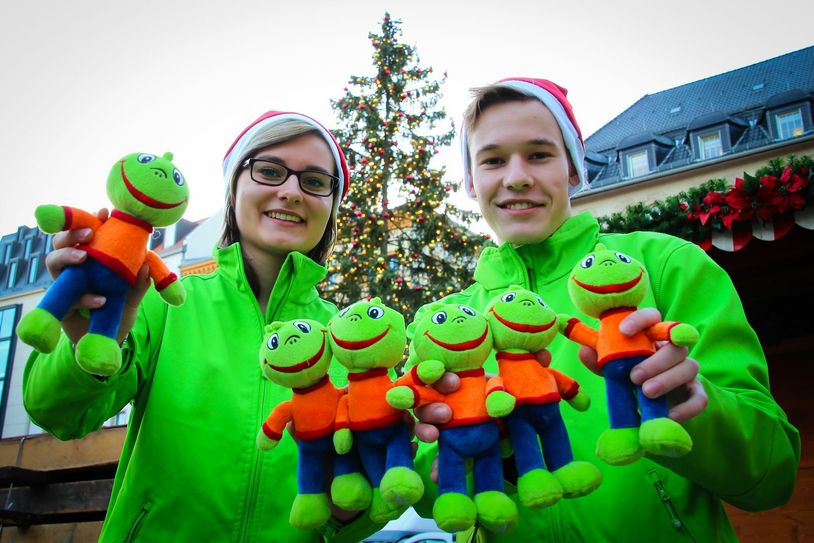 746,38 Euro erbrachte eine Spendensammlung der AOK Plus, die auf dem Bautzener Wenzelsmarkt dafür ihr Maskottchen Jolinchen verkaufte. Fotos: AOK Plus