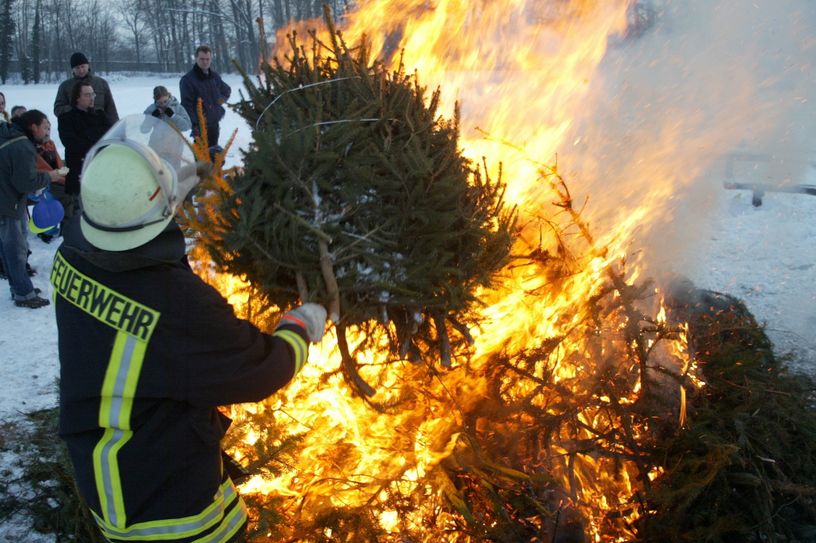 Die Kameraden der Feuerwehr haben immer ein wachsames Auge auf die Feuer. Foto: Förster