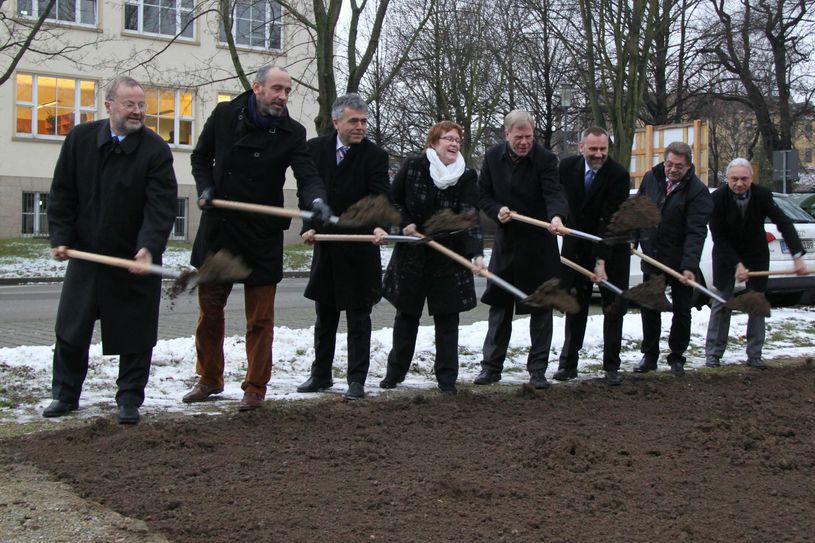 Tatkräftig zeigten sich zum Beispiel der Bautzener OB Alexander Ahrens (2.v.l.), Landrat Michael Harig (3.v.l.) und BA-Direktorin Prof. Dr. Barbara Wuttke (4.v.l.). Fotos: BA