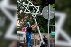 Der 5,20 Meter hohe und 1,60 Meter breite Davidstern wurde von der Stahlbaufirma Weiner aus Ludwigsdorf gefertigt.
