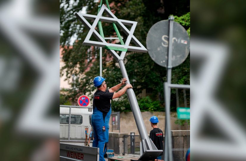 Der 5,20 Meter hohe und 1,60 Meter breite Davidstern wurde von der Stahlbaufirma Weiner aus Ludwigsdorf gefertigt.