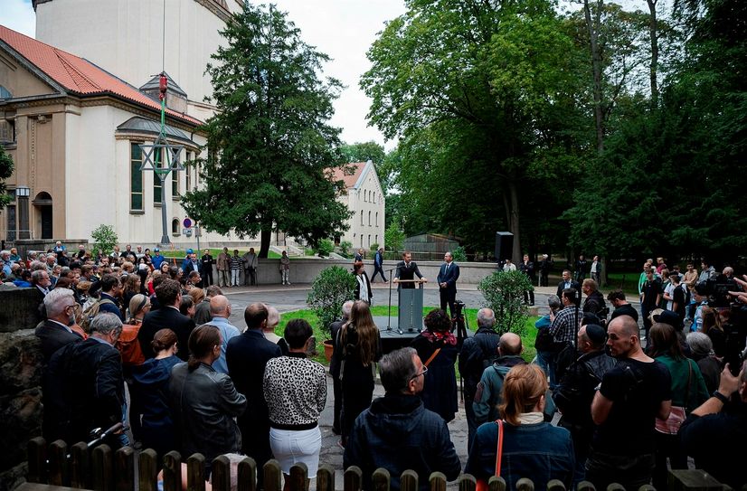 Zur Wiedererrichtung des Davidsterns waren viele Besucher gekommen.