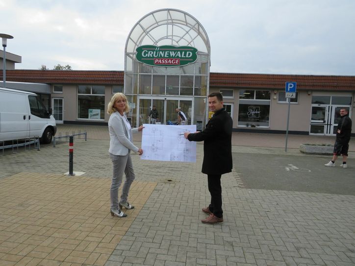 Objektmanagerin Marina Sonnenberger und IEV-Geschäftsführer Thomas Gerstenberger freuen sich über die Neubelebung der Passage. Foto: Silke Richter