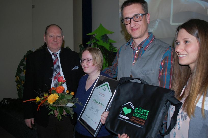 Uwe Krebs (2. v. re.) und seine Frau (3. v. re.) nahmen von Klaus Brähmig  (li.) die Urkunde entgegen.  Foto: Wo