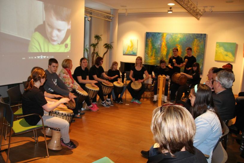 Die Trommelgruppe der Förderschule „Lichtblick“ brachte ihr spezielles Geburtstagsständchen für den Kinderschutzbund Riesa. Fotos: Farrar